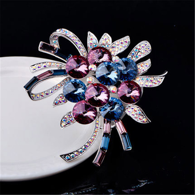 璀璨花開 喜福升仿水晶胸針的優(yōu)雅魅力